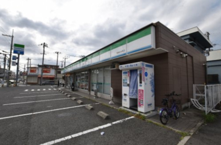 コンビニ　ファミリーマート 和泉伯太町店（コンビニ）まで377m