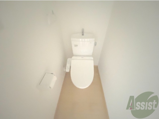 トイレ　温水洗浄便座なので快適に使用できそうですね。