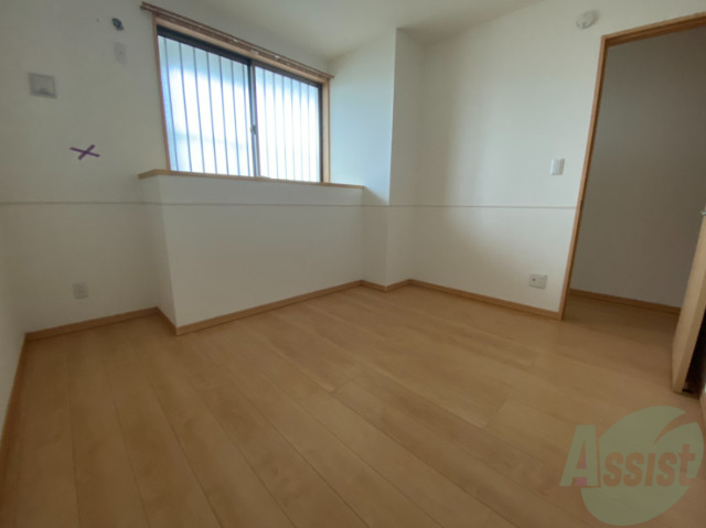 その他部屋・スペース　５．４帖の洋室になります。伸び伸び出来そうですね。