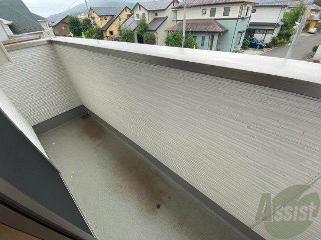 バルコニー　バルコニーは幅もしっかりあって洗濯物がはかどりそうですね。