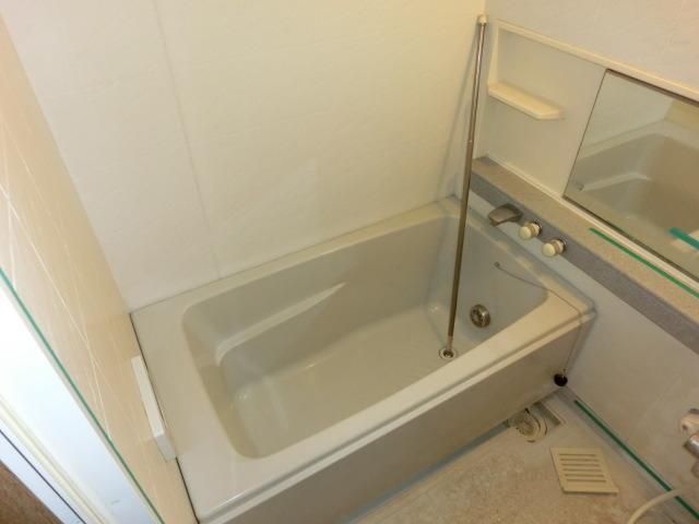 バス・シャワールーム　追い焚き付き浴室（クリーニング前）