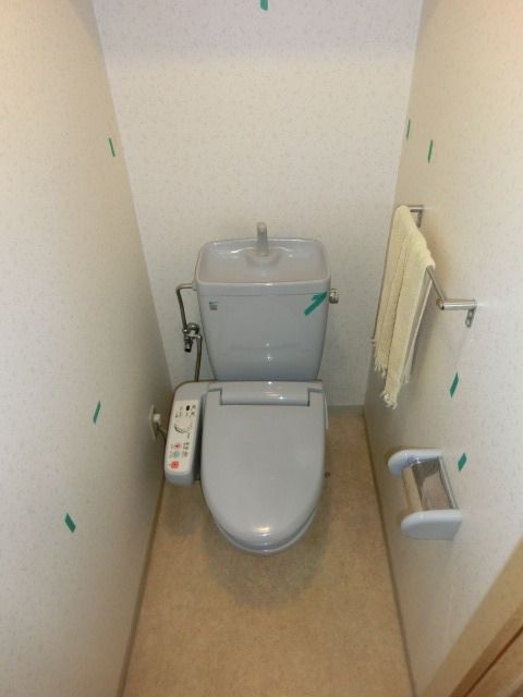 トイレ　ウォシュレット付きトイレ（クリーニング前）