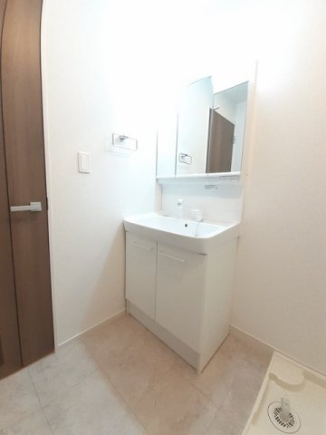 洗面設備　ゆったりとスペースのある洗面所