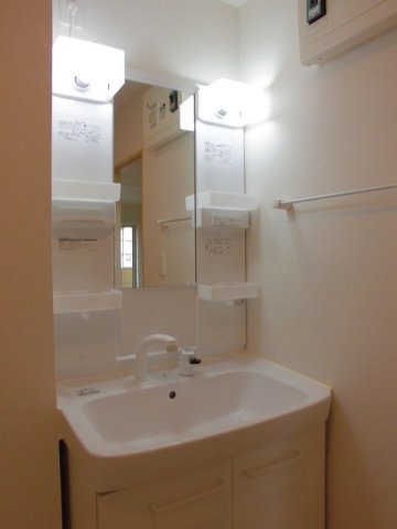 洗面設備　ゆったりとスペースのある洗面所