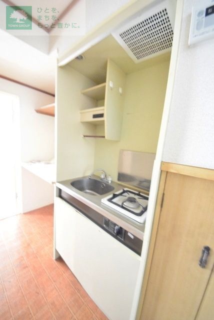 キッチン　都市ガスキッチンで隣に棚がございます