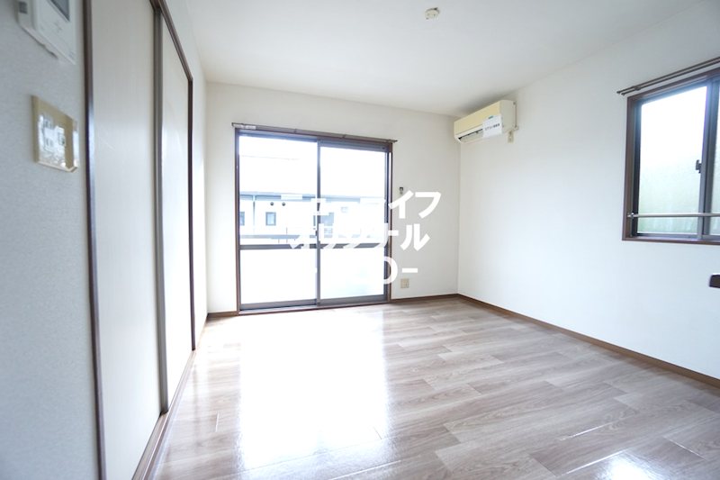 居室・リビング　２面採光につき、明るく開放感があります☆