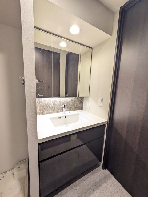 洗面設備　鏡の大きな洗面スペースです