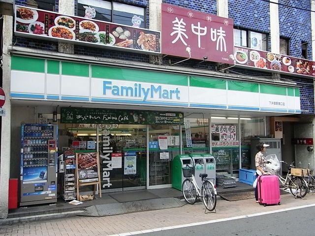 コンビニ　ファミリーマート（コンビニ）まで550m