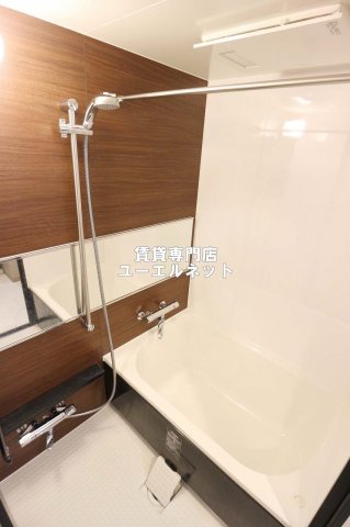 バス・シャワールーム　ゆったりとしたバスルーム