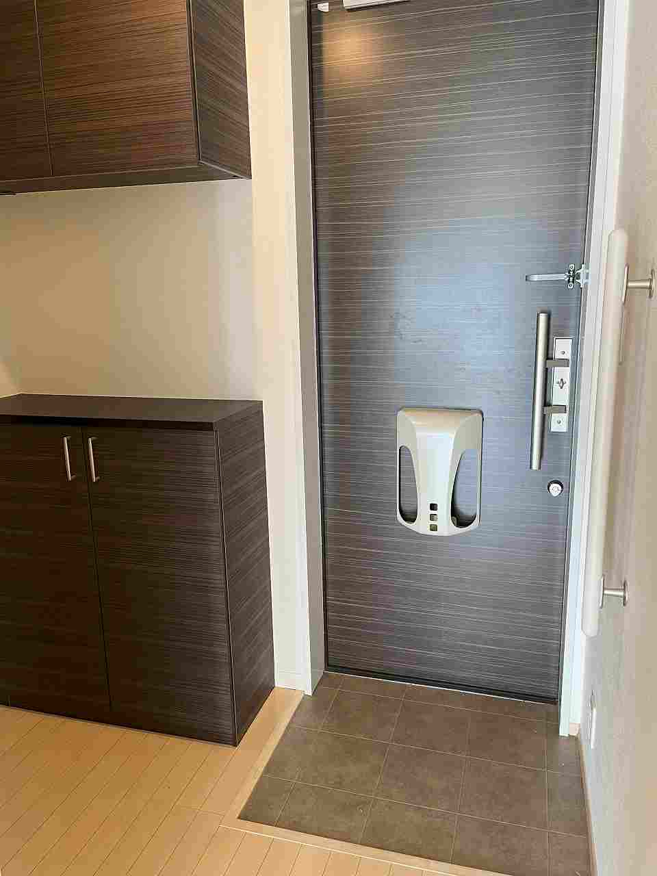 玄関　反転間取り写真