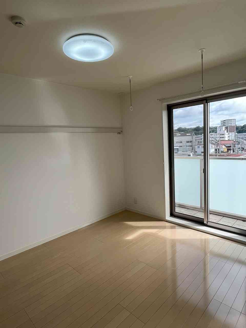 居室・リビング　反転間取り写真