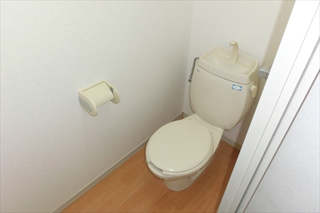 トイレ　現在はウォシュレット設置済み