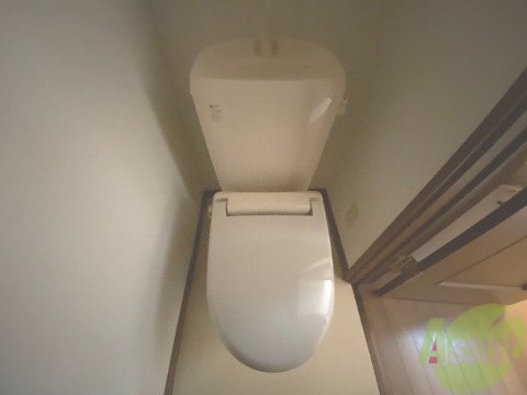 トイレ　シンプルなトイレです。部屋の中にございますので便利ですね。