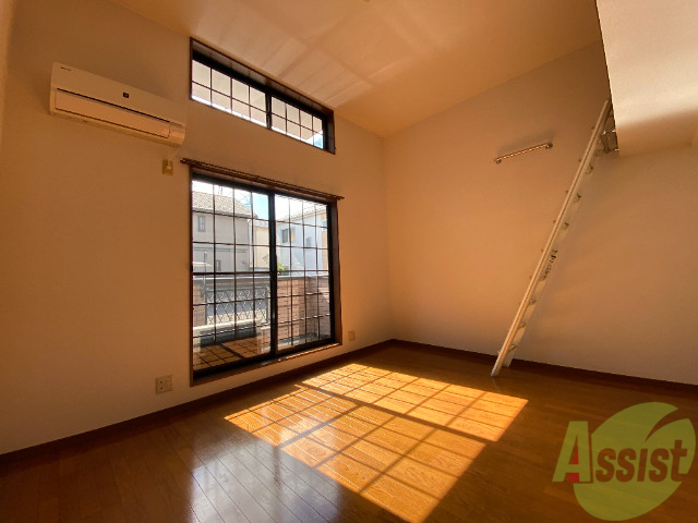 その他部屋・スペース　寝室のお写真です。陽の光が気持ちいいですね。