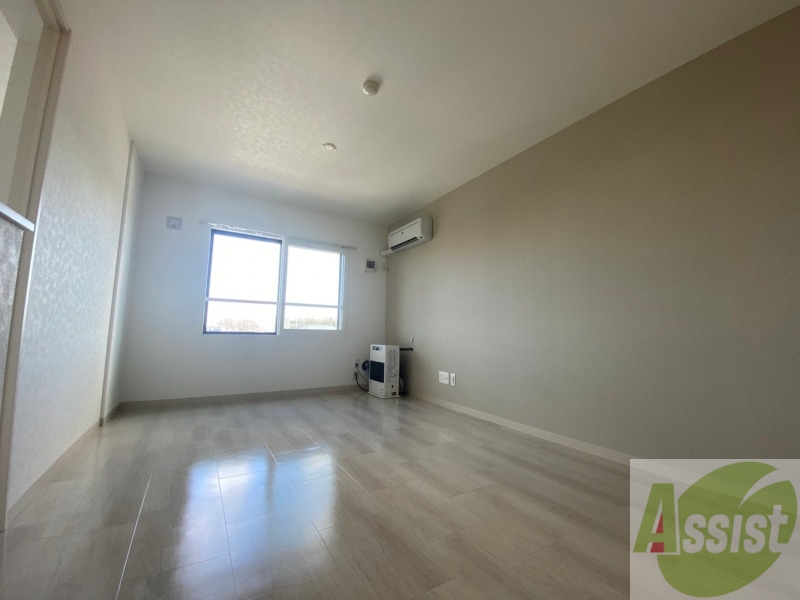 その他部屋・スペース　窓からの日光は気持ちを明るくしてくれますよ。