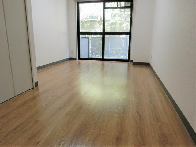 居室・リビング　採光良好で家具配置しやすい洋室