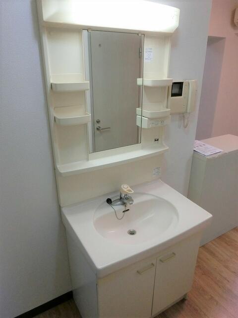 洗面設備　身支度に便利な独立洗面台付き