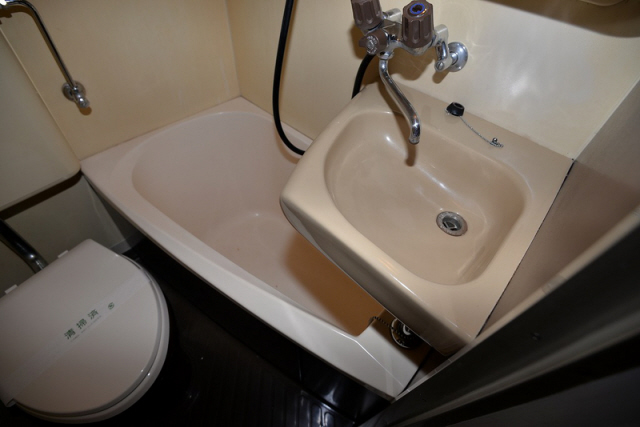 洗面設備　明るい洗面所です