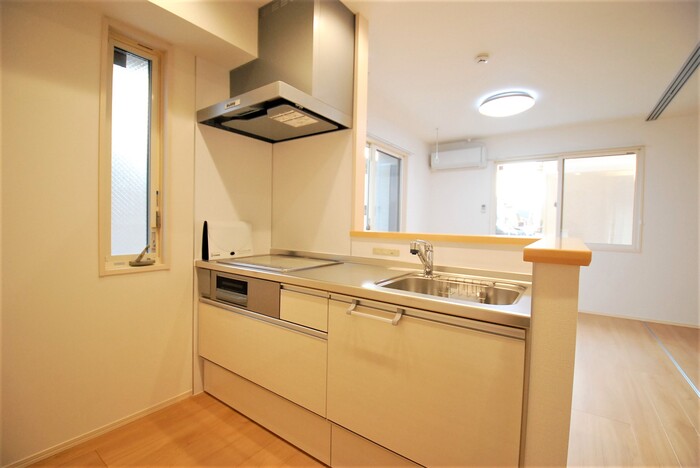 キッチン　対面システムキッチン（３口ビルトインIHヒーター）