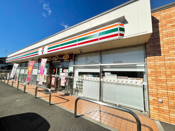 コンビニ　セブンイレブン（コンビニ）まで813m