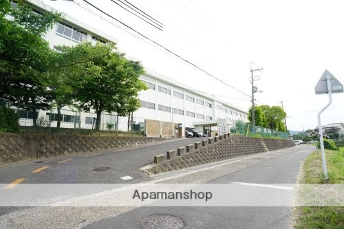 小学校　奈良市立六条小学校（小学校）まで557m