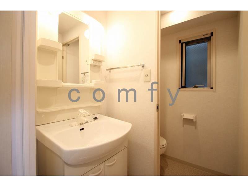 洗面設備　清潔感のあるパウダールーム