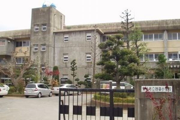 小学校　鴇嶺小学校（小学校）まで950m