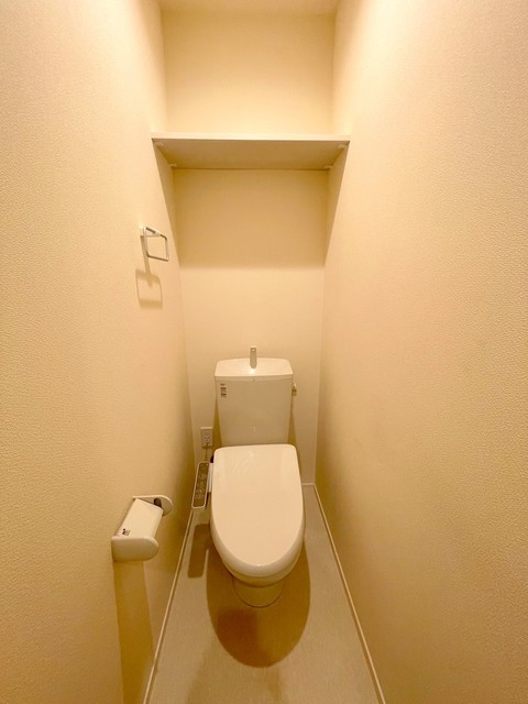 トイレ　★温水洗浄暖房便座、上部収納棚★