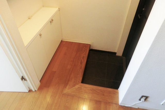 玄関　★玄関に腰高のシューズボックスを設置★