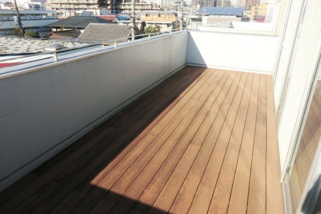 バルコニー　★広々・開放感のあるウッドデッキバルコニー★