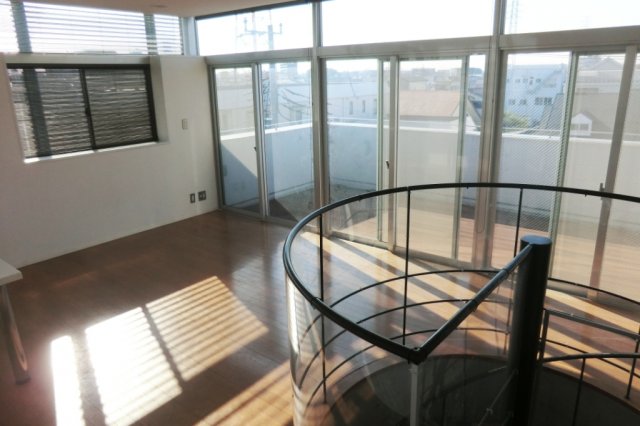 居室・リビング　★４階最上階で日当たり良好！約１５帖のリビング・ダイニングで