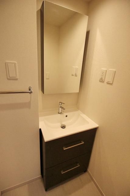 洗面設備　お洒落な独立洗面台