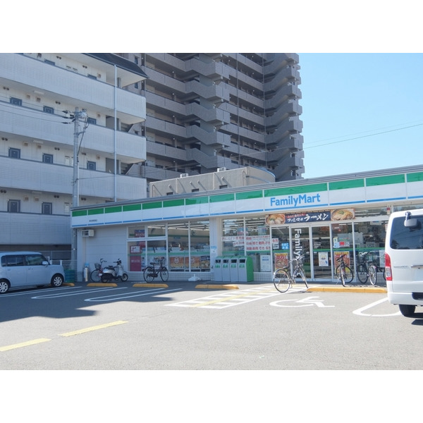 コンビニ　ファミリーマート高知桟橋通店（コンビニ）まで333m