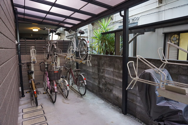その他共有部分　雨の日でも安心して止められる屋根付の駐輪場です☆