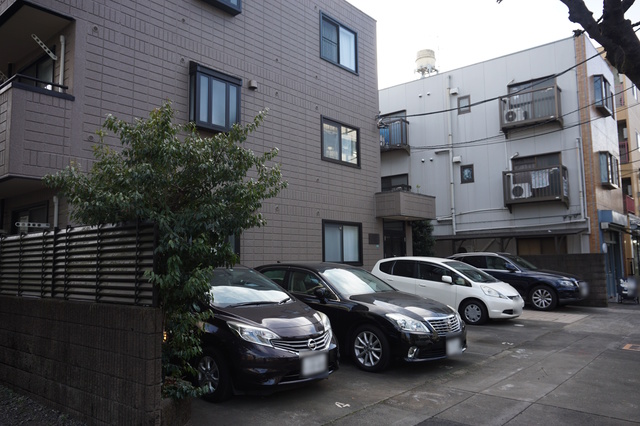 駐車場　敷地内に駐車場がありますが、まず空き確認してください。