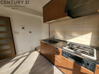 キッチン　収納豊富なシステムキッチンガスコンロ