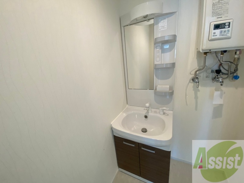 洗面設備　独立洗面台です。大きくてよいですね。シャンプーもできます。