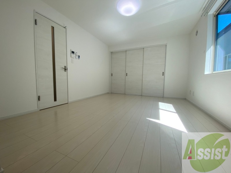 居室・リビング　リビングです。白を基調としていてお部屋全体が明るいですね！