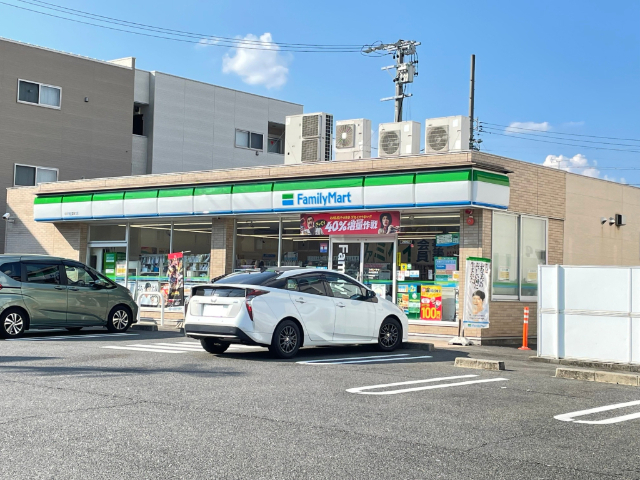 コンビニ　ファミリーマート中川松葉町店（コンビニ）まで557m