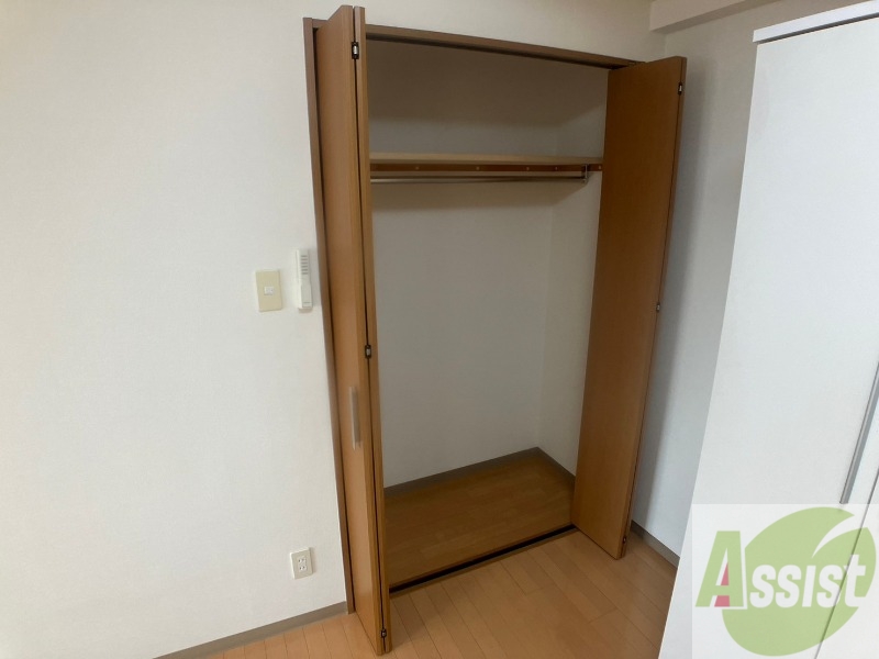 収納　こちらの収納にはハンガーをかけて服もしまえますね。