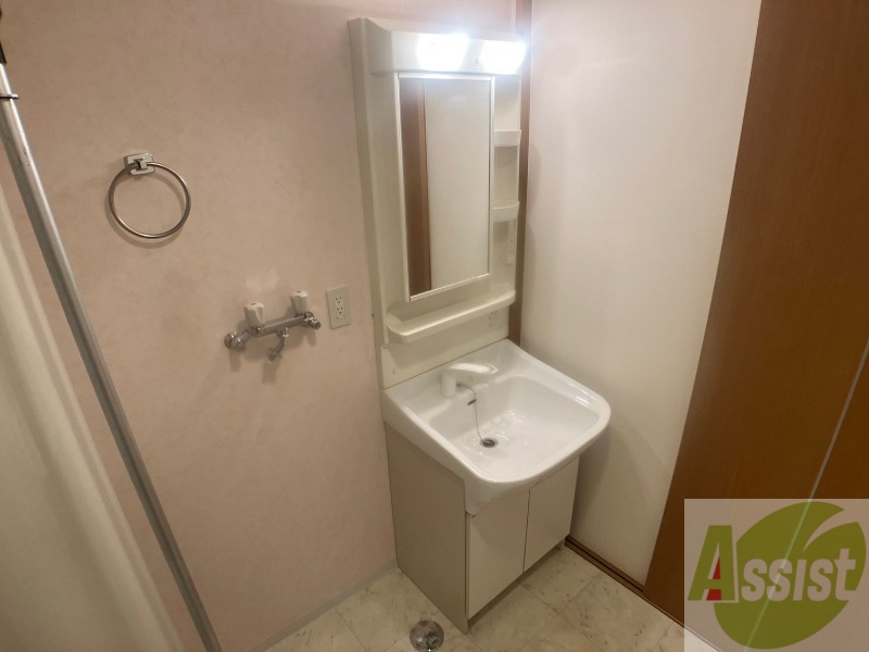 洗面設備　大きくて使いやすそうな独立洗面台になっています。