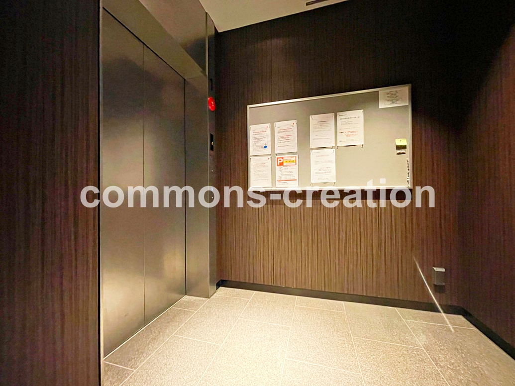 コンビニ　ファミリーマート南青山五丁目店（コンビニ）まで82m