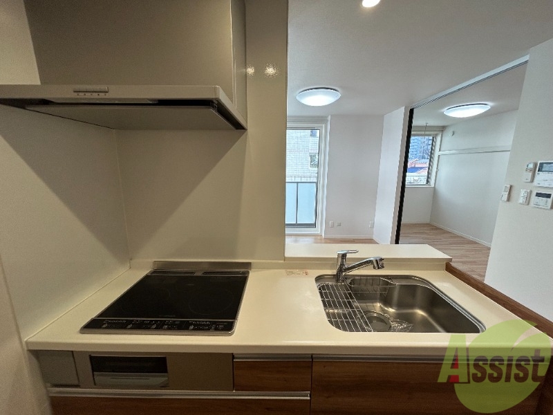 キッチン　３口のＩＨコンロとグリルが付いたシステムキッチンです。