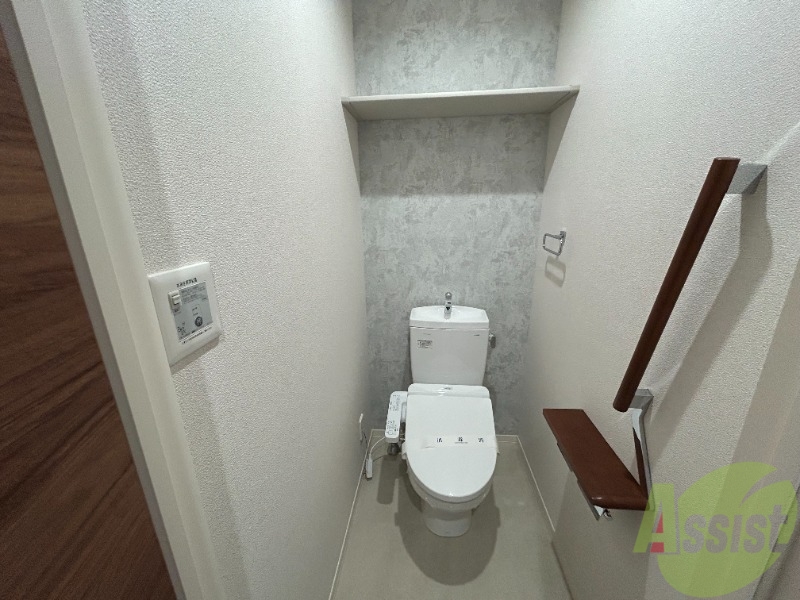 トイレ　トイレは便利なウォッシュレット付です。上段の棚も嬉しいですね