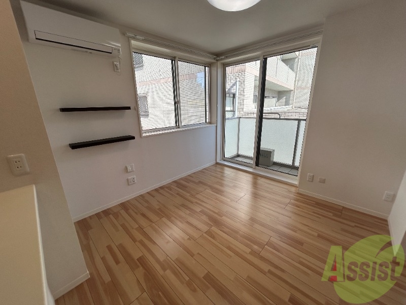 居室・リビング　１０帖のＬＤＫです。二面採光でお部屋が明るいです。