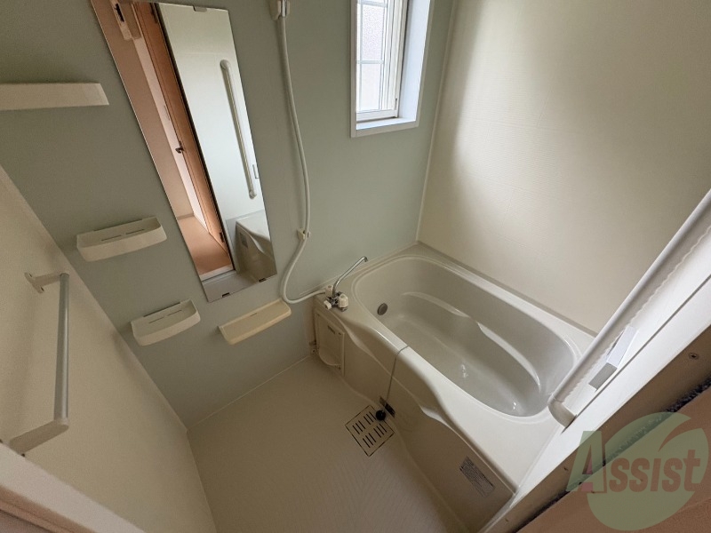 バス・シャワールーム　浴槽付きのお風呂です。ここで一日の疲れを癒しましょう。