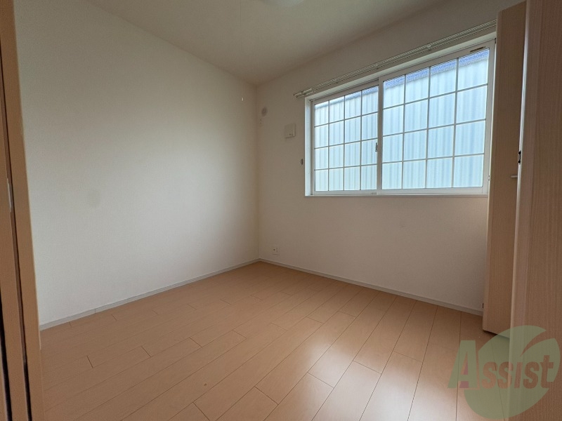 その他部屋・スペース　寝室には窓があるので、朝の目覚めが良さそうです。