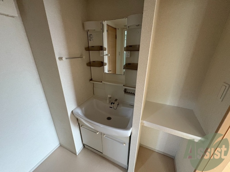 洗面設備　洗面台はこちら、広々して使いやすそうですね。