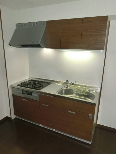 キッチン　３口コンロのシステムキッチンにリフォーム。パネルの模様がオシ