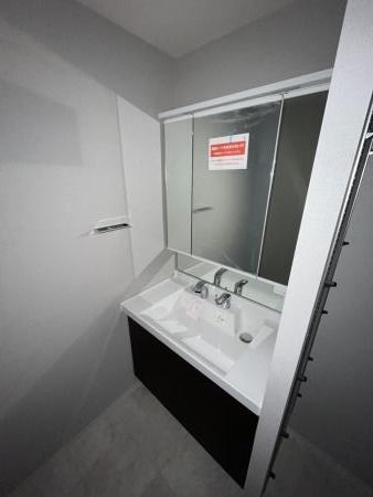 洗面設備　ゆったりとスペースのある洗面所